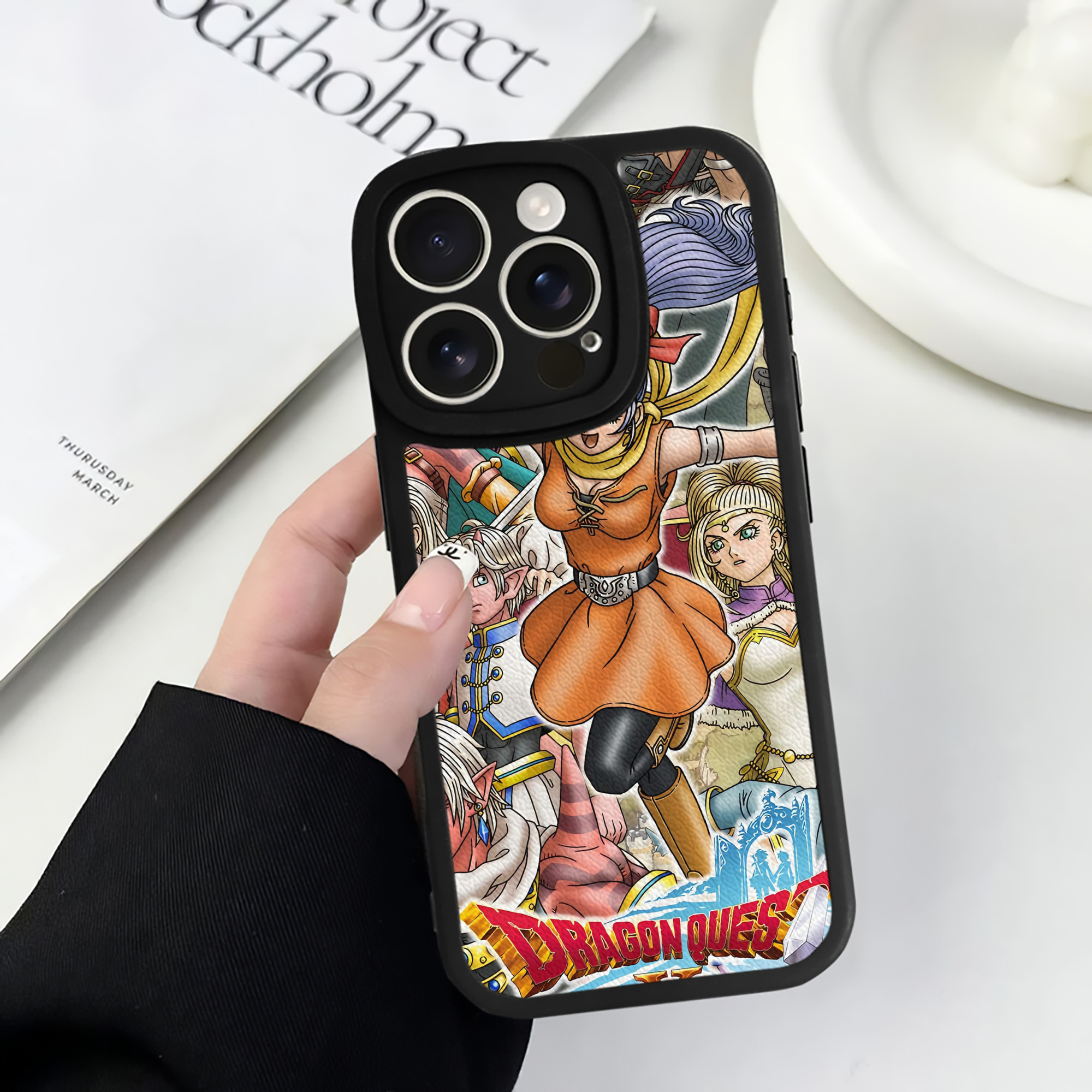 （画像用） ドラゴンクエスト Doragon Kuesuto Dragon Quest 【iPhone 16シリーズ対応】シリコンスマホケース（レザー調） 材質：シリコン